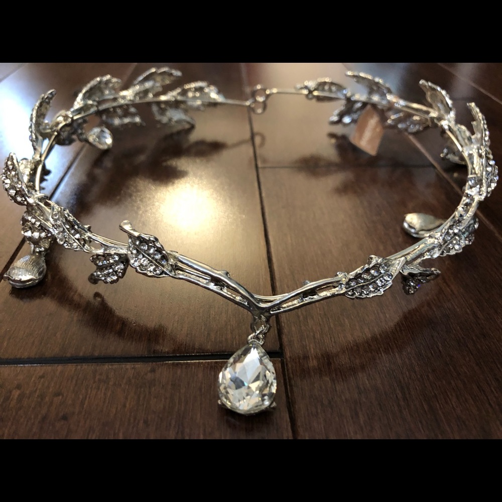 Babeyond meatle and stone crown